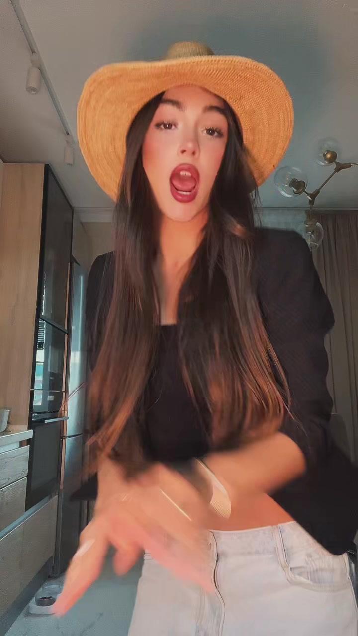 @ari_cryztal