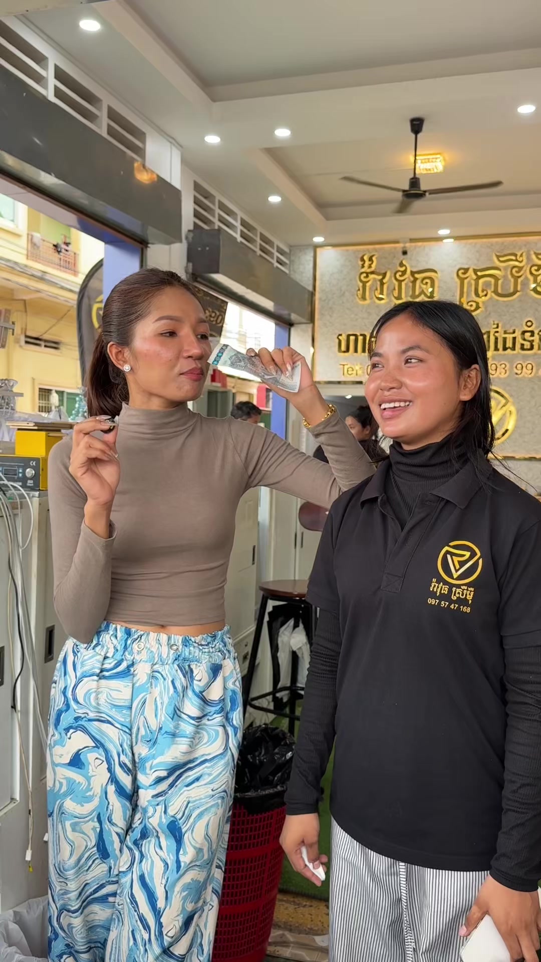 @រ៉ាវុធស្រីមុី ហាងលក់ទូរស័ព្ទដៃ
