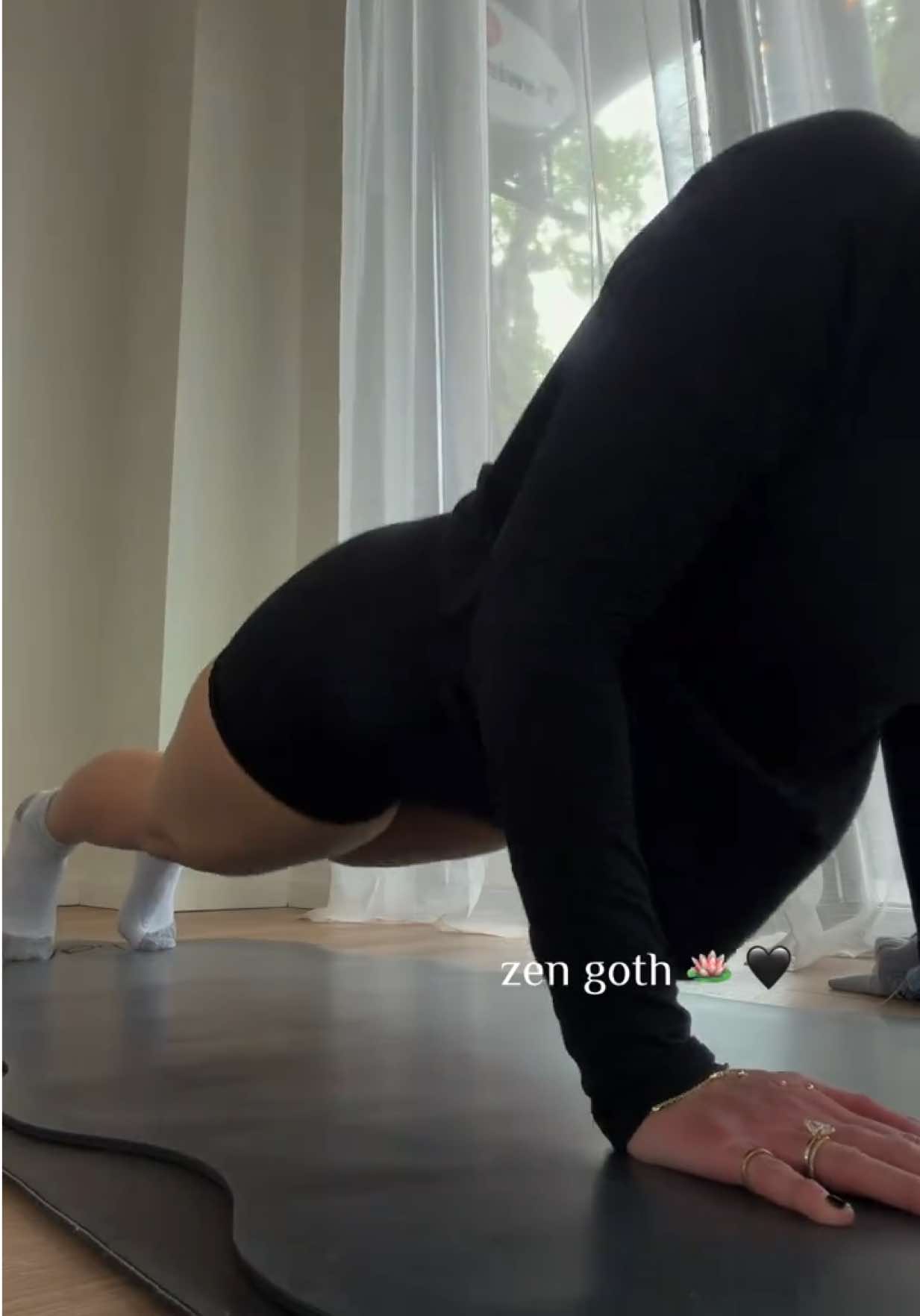 @𝖇𝖚𝖌 🕸️ 🖤