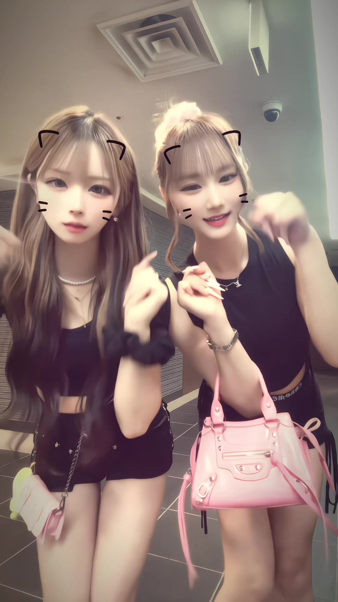 @ぴーこに