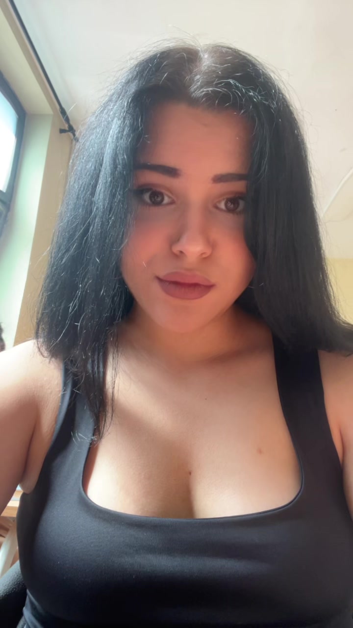 @neeveenica