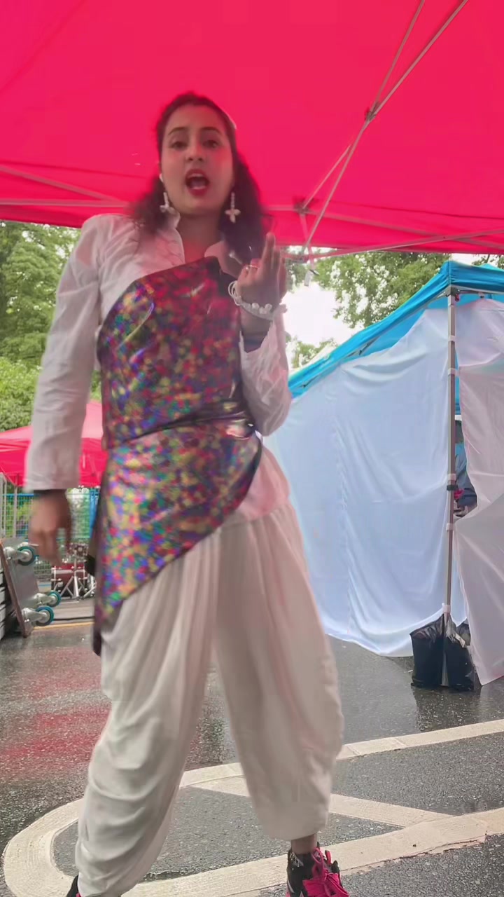 @(nidhzazz) Dr. Nidhi Joshi