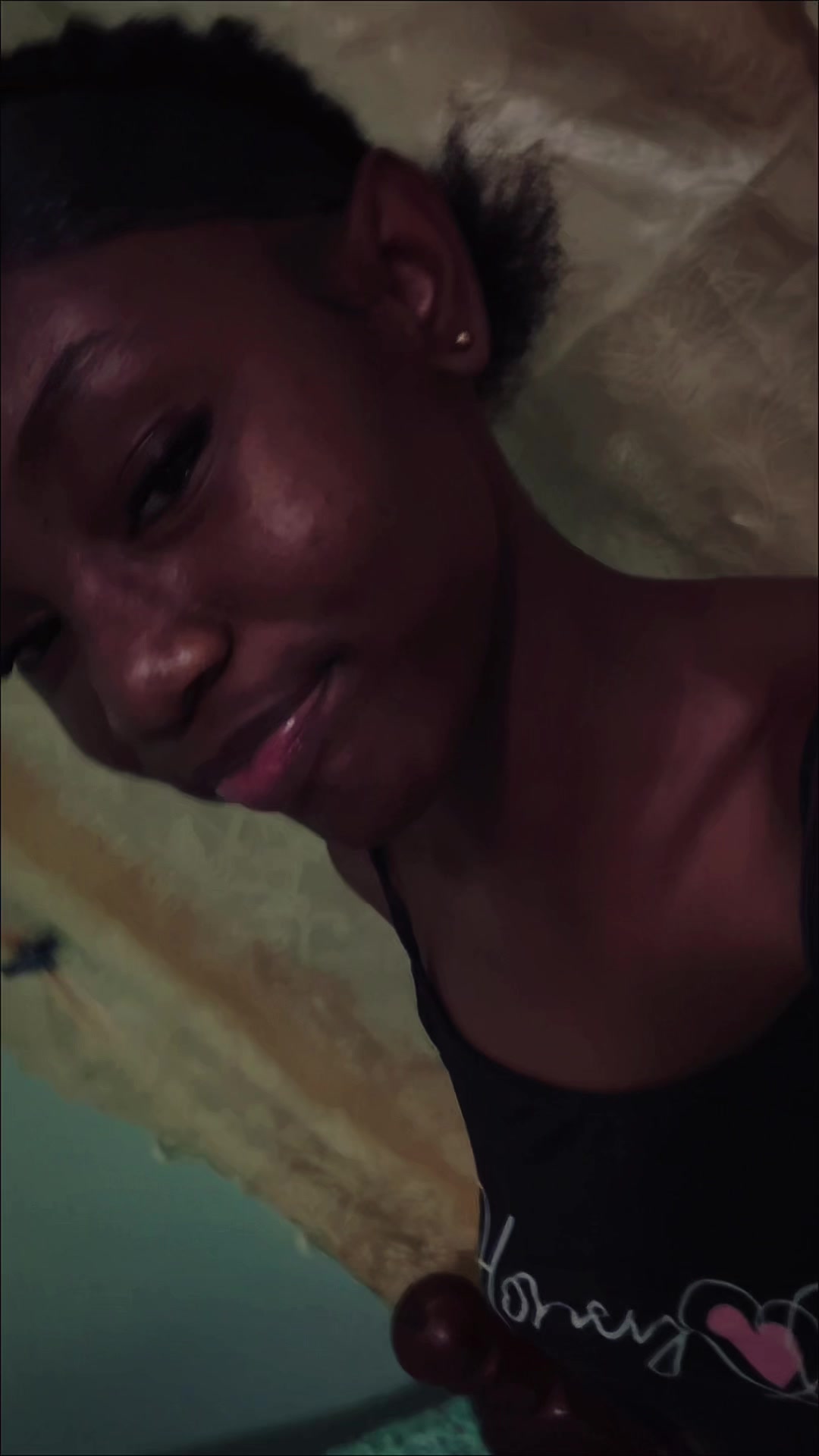 @👩🏽&zwj;❤️&zwj;💋&zwj;👩🏾.
