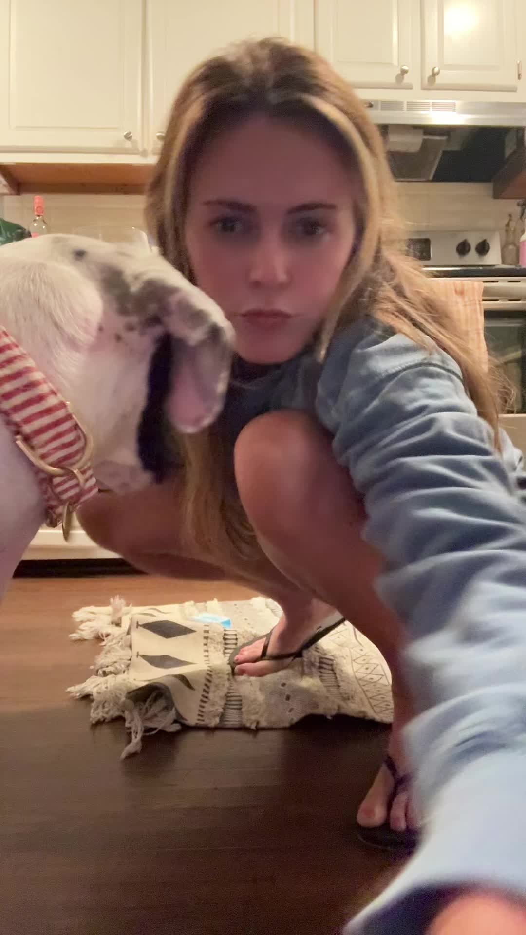 @🧍🏼♀️