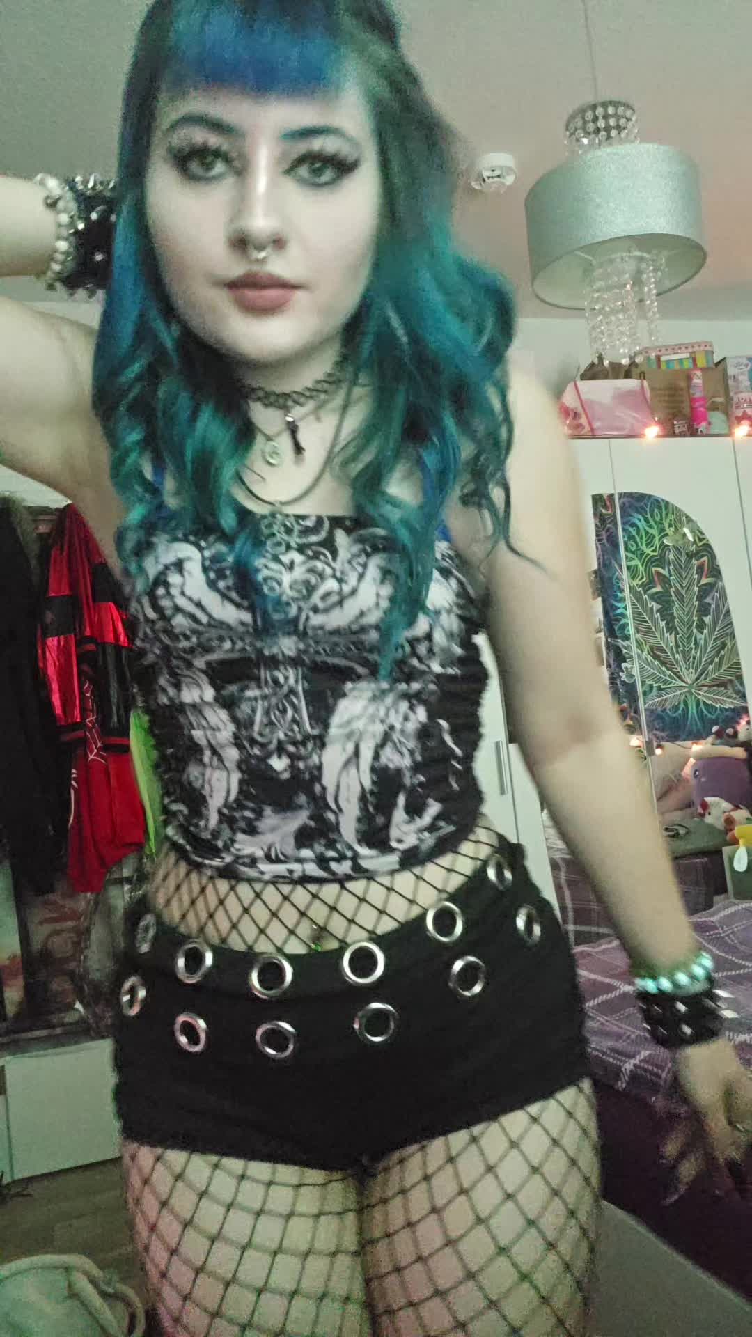 @𝑟𝑜𝑠𝑒𝑒 🦇