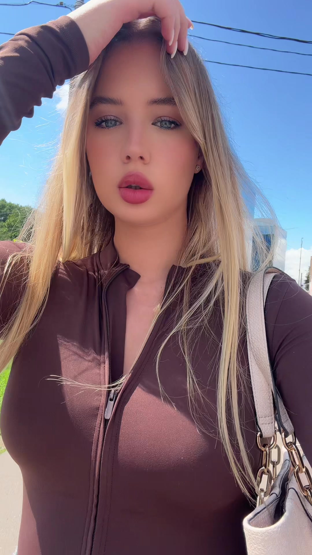 @🫦