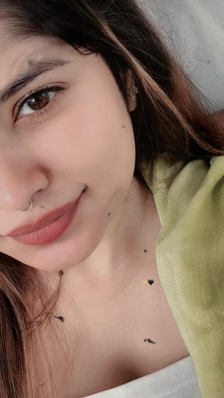 @ROOSARA / රූසරා 🤍