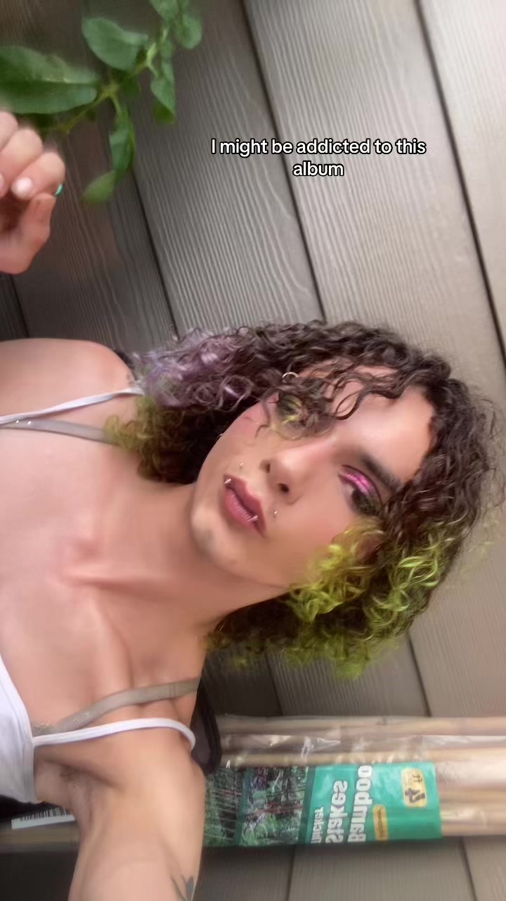 @shes_licking_thewall
