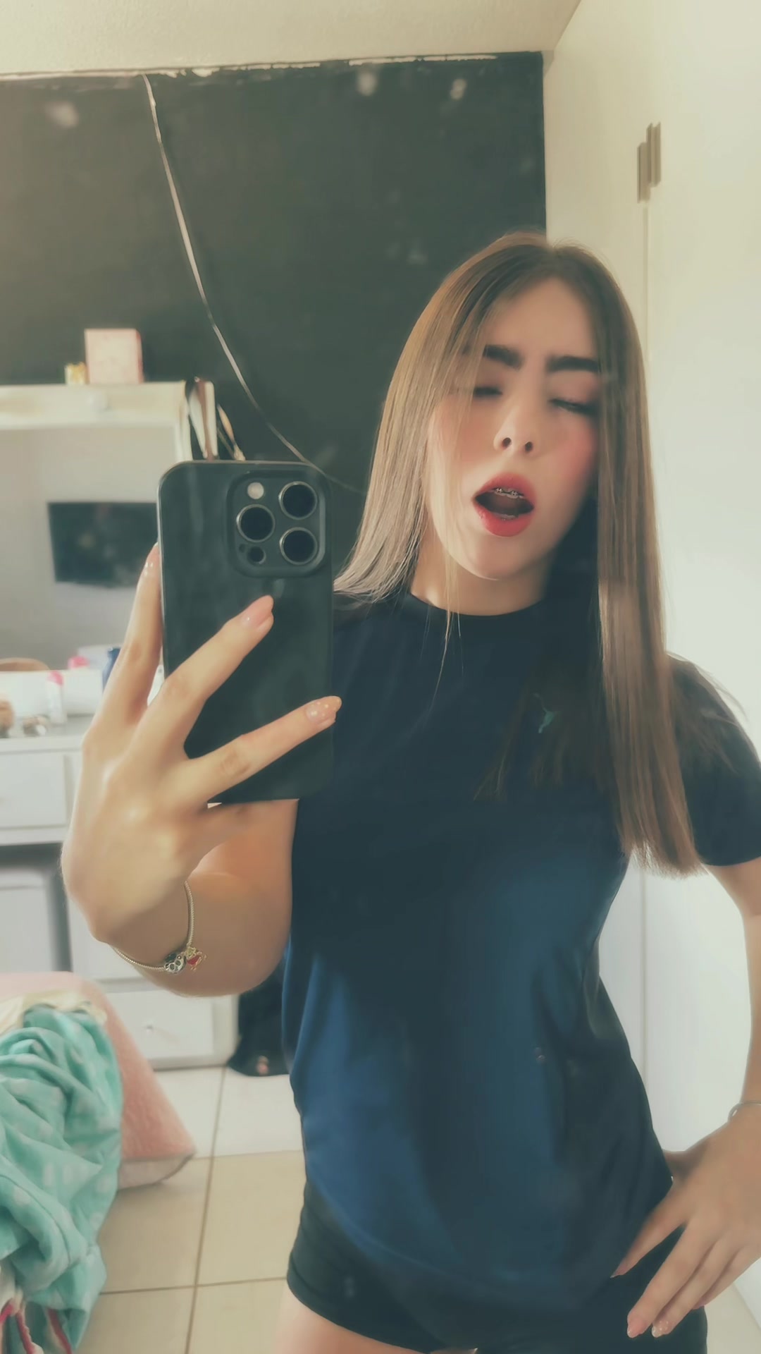 @_andreaalizee_