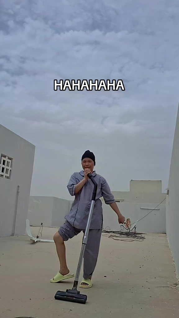 @E m m z