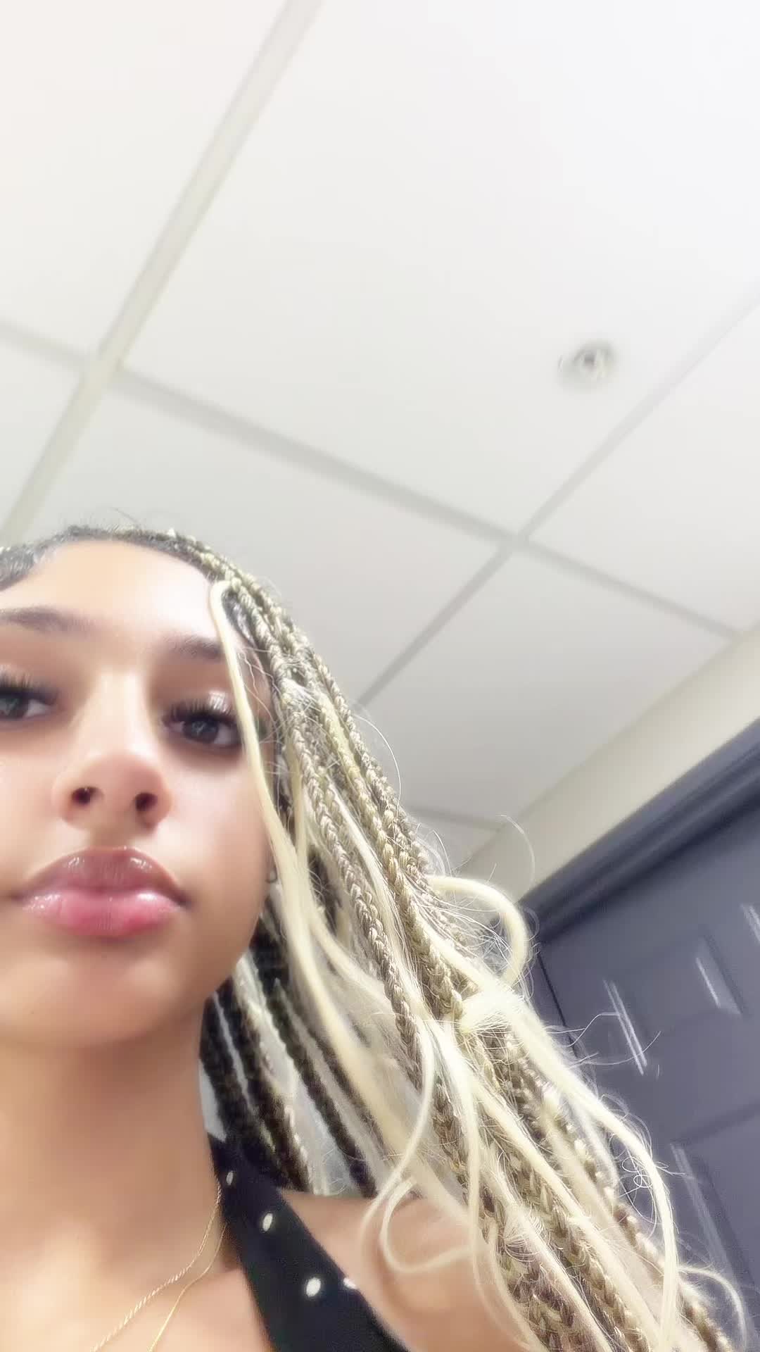 @🫰🏼