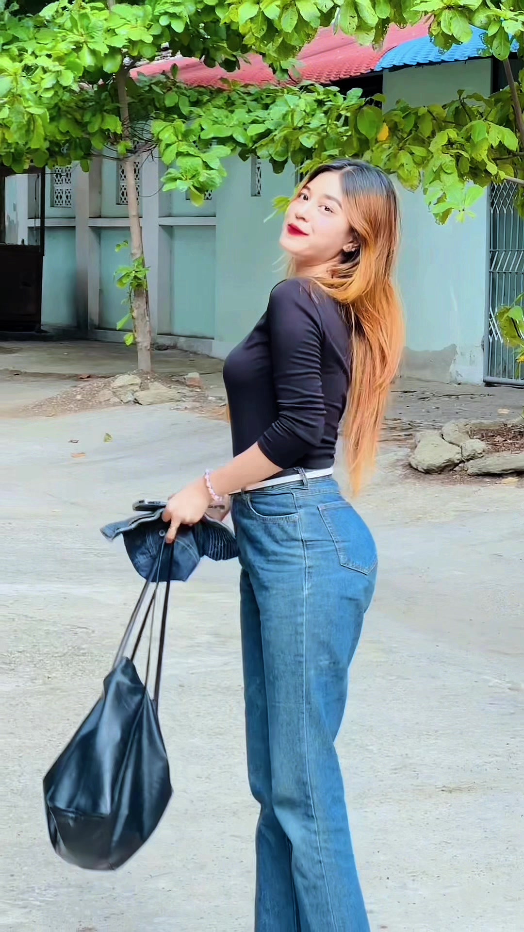 @Moe Yu Ya ( Hla Gyi )
