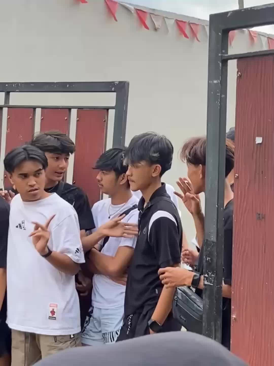 @๐๐๐ฆ_๐ ๐ก๐๐๐ข