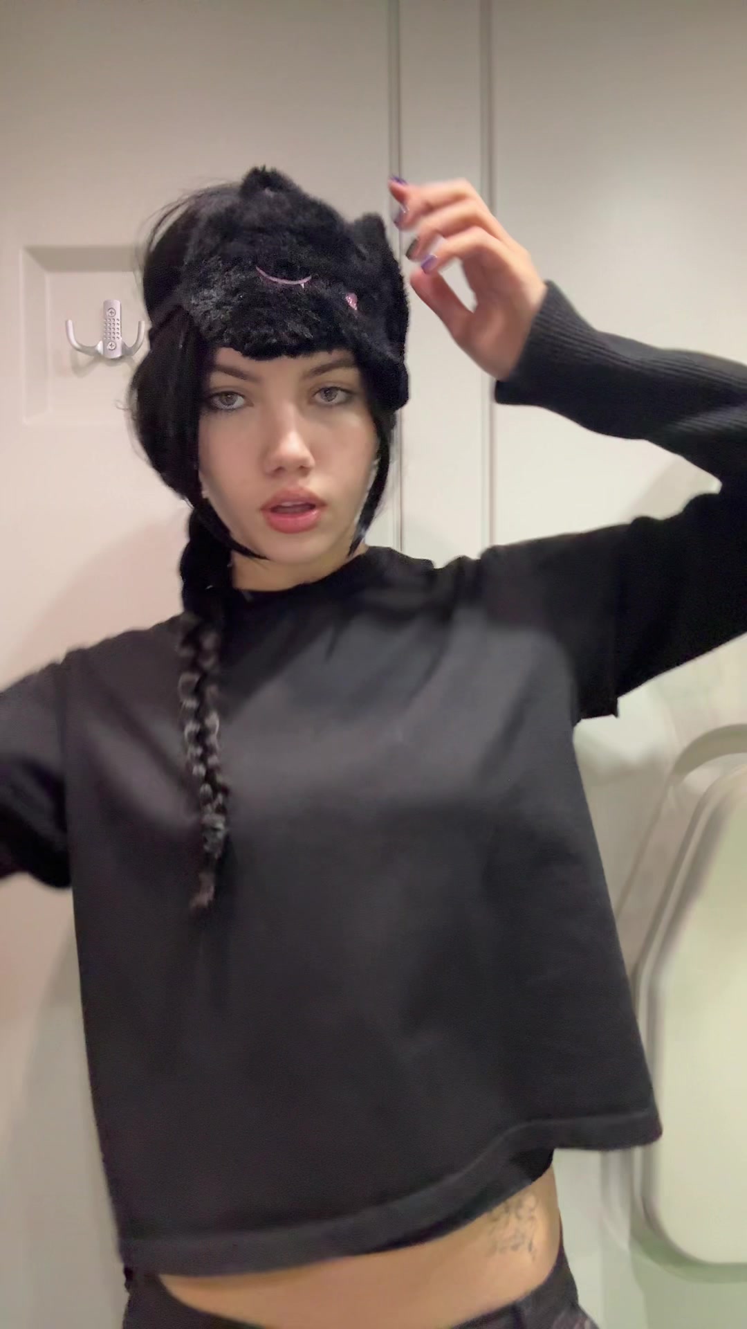 @<4