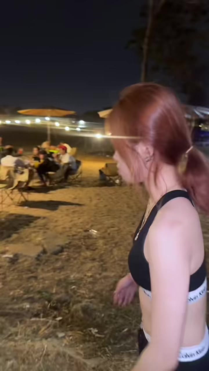 @Betsy Bombastic - ប៊េតសុី