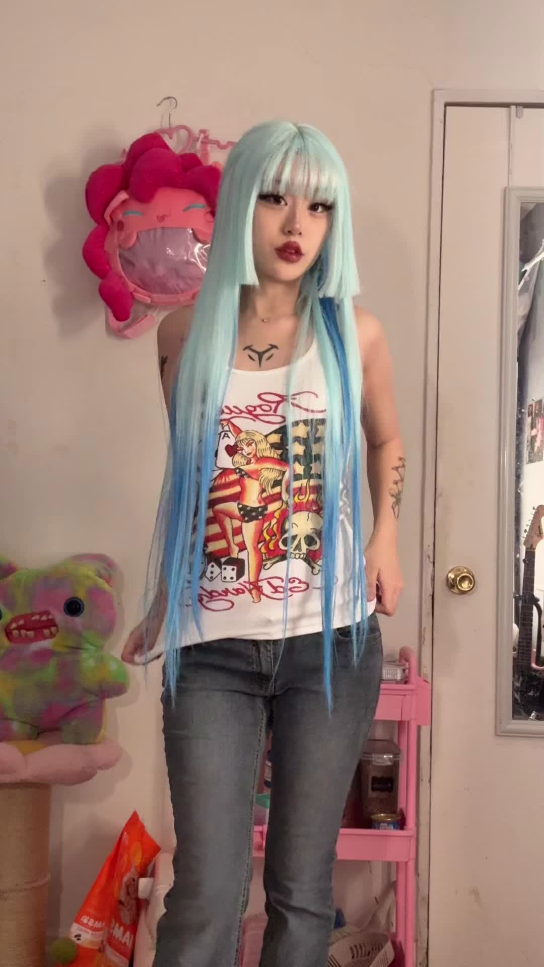 @>_<