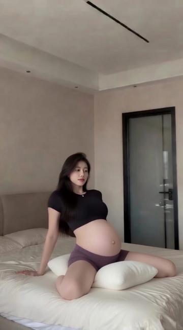 @Pregnant _adeline