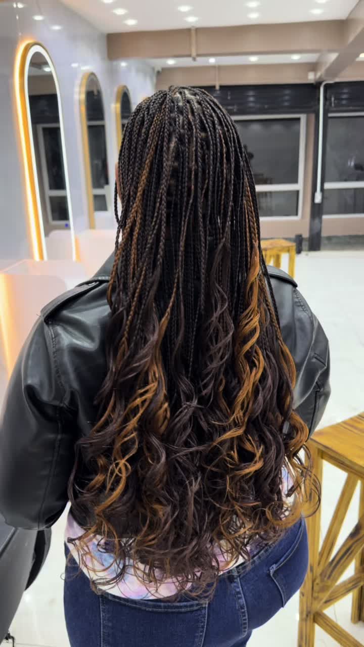 @GEECURLY SALON