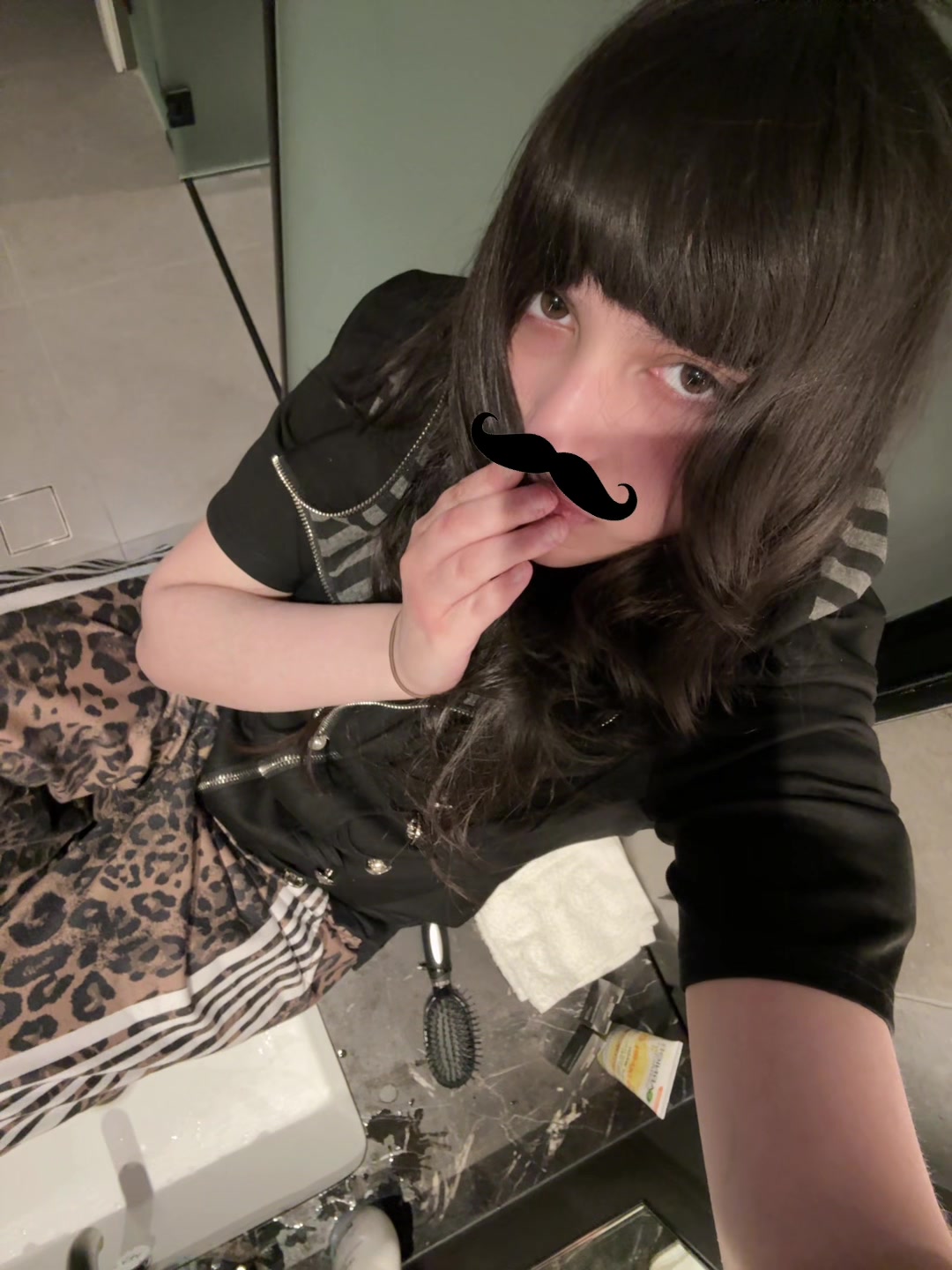 @>,..,<
