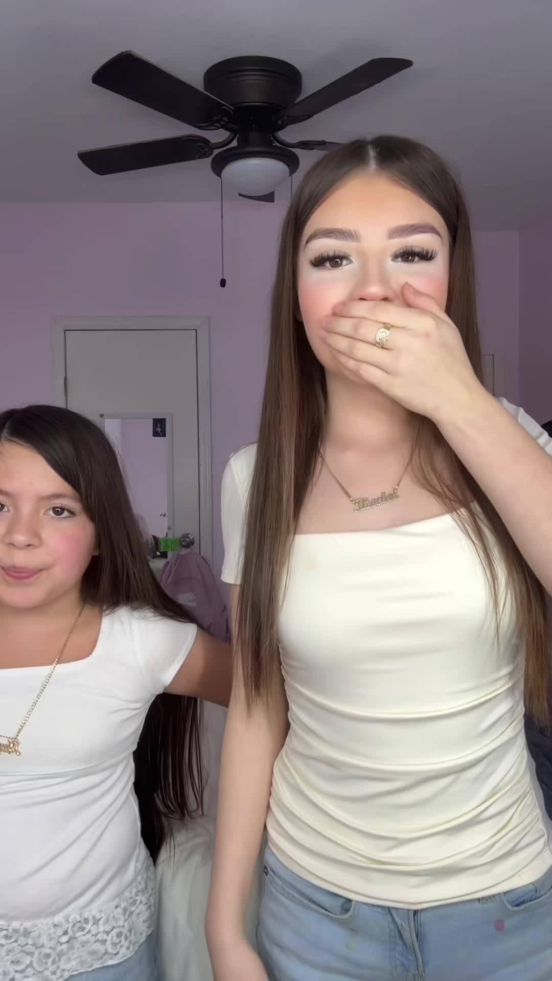 @Deliciaasisters