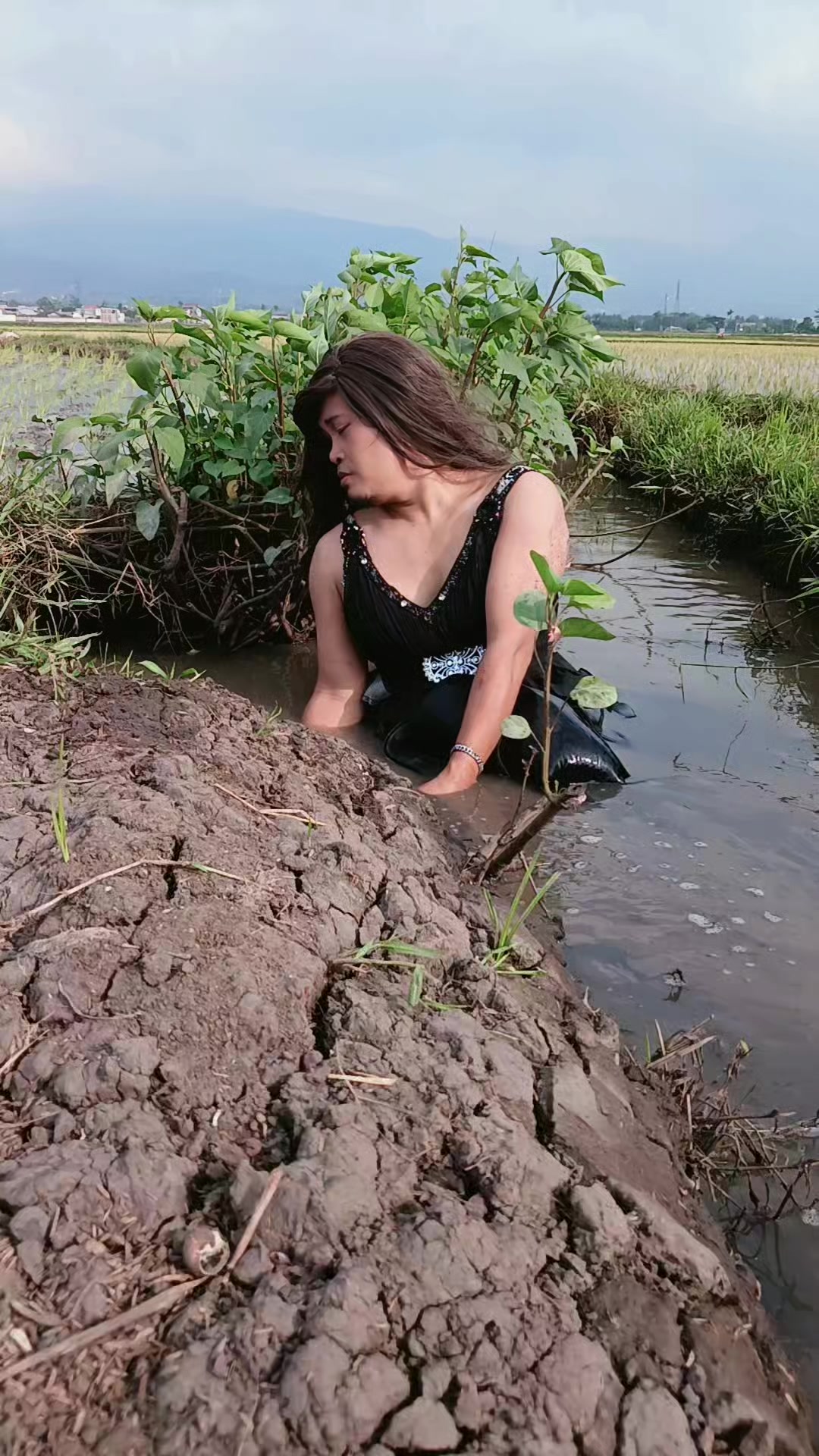 @manda si artis nyebur sawah
