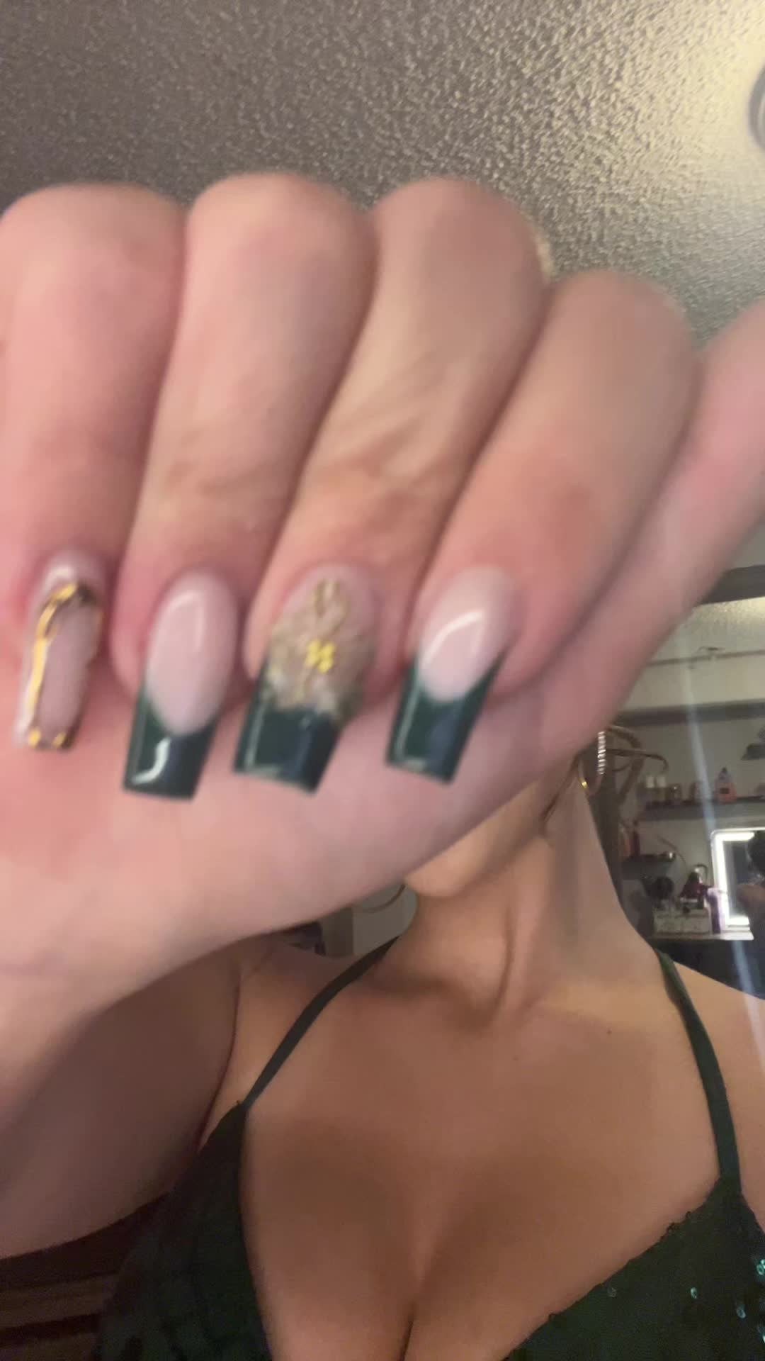 @bella.