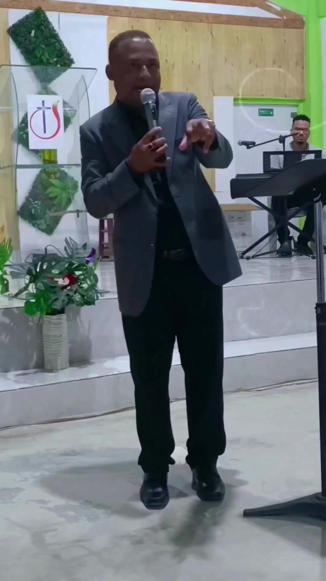 @PASTOR HENRI MART&Iacute;NEZ