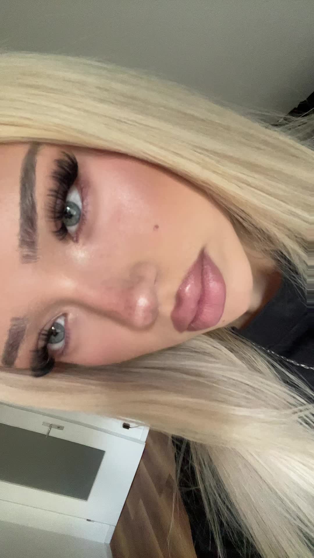 @аня