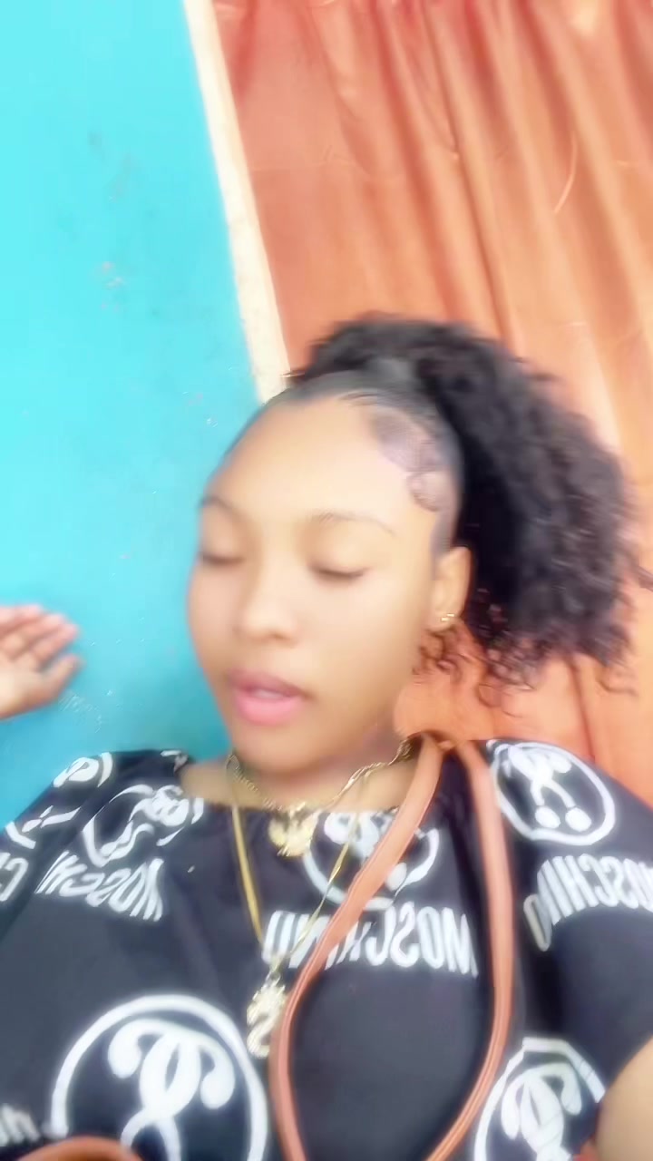 @niaabaee__