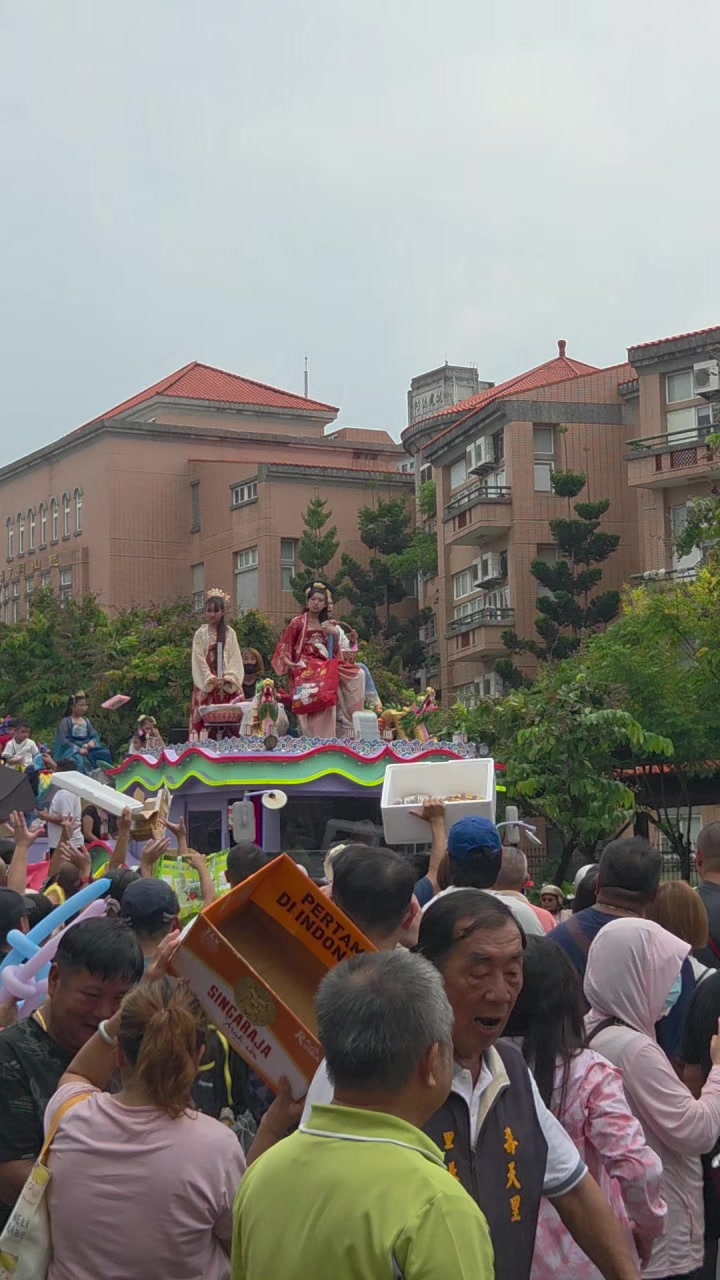 @帥哥跑廟會