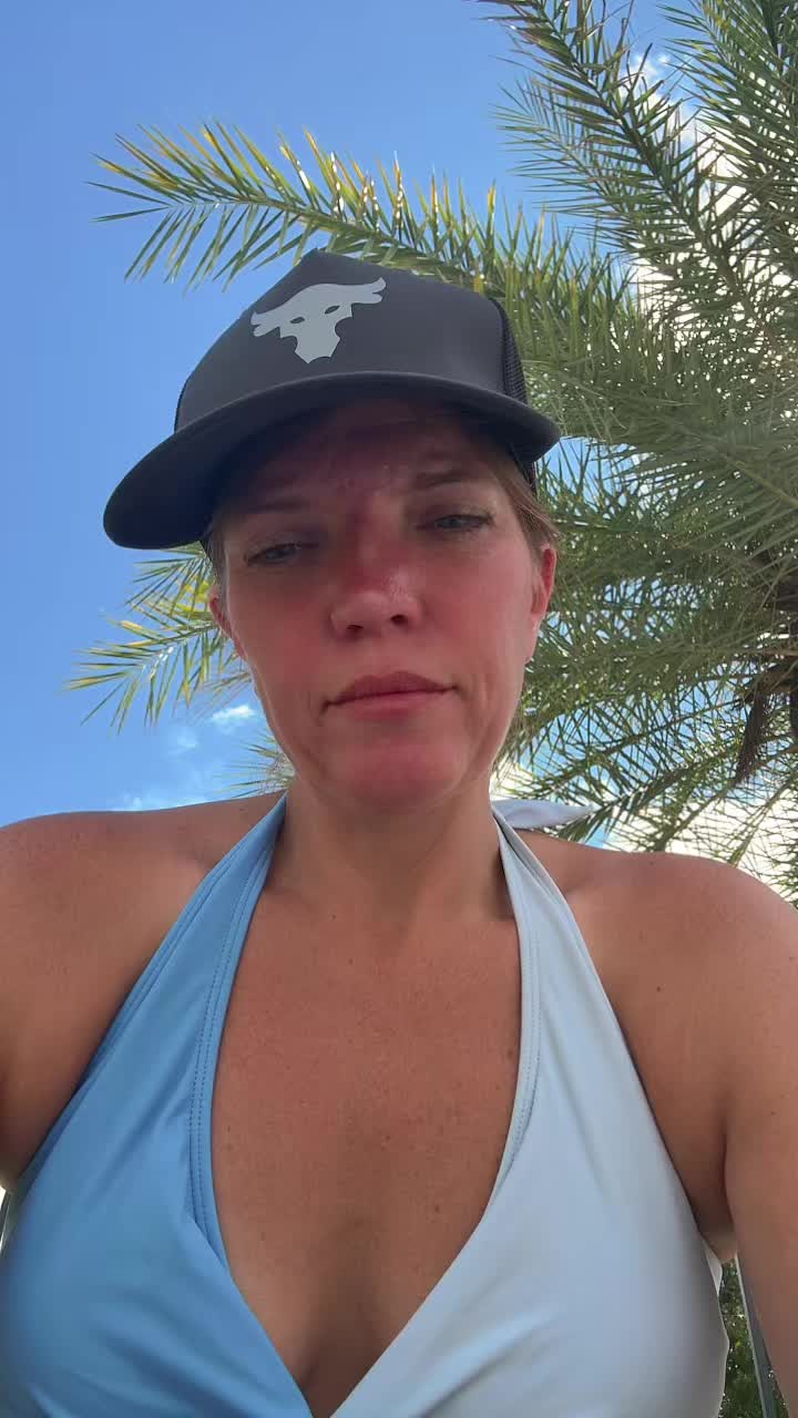 @HotwifeKat