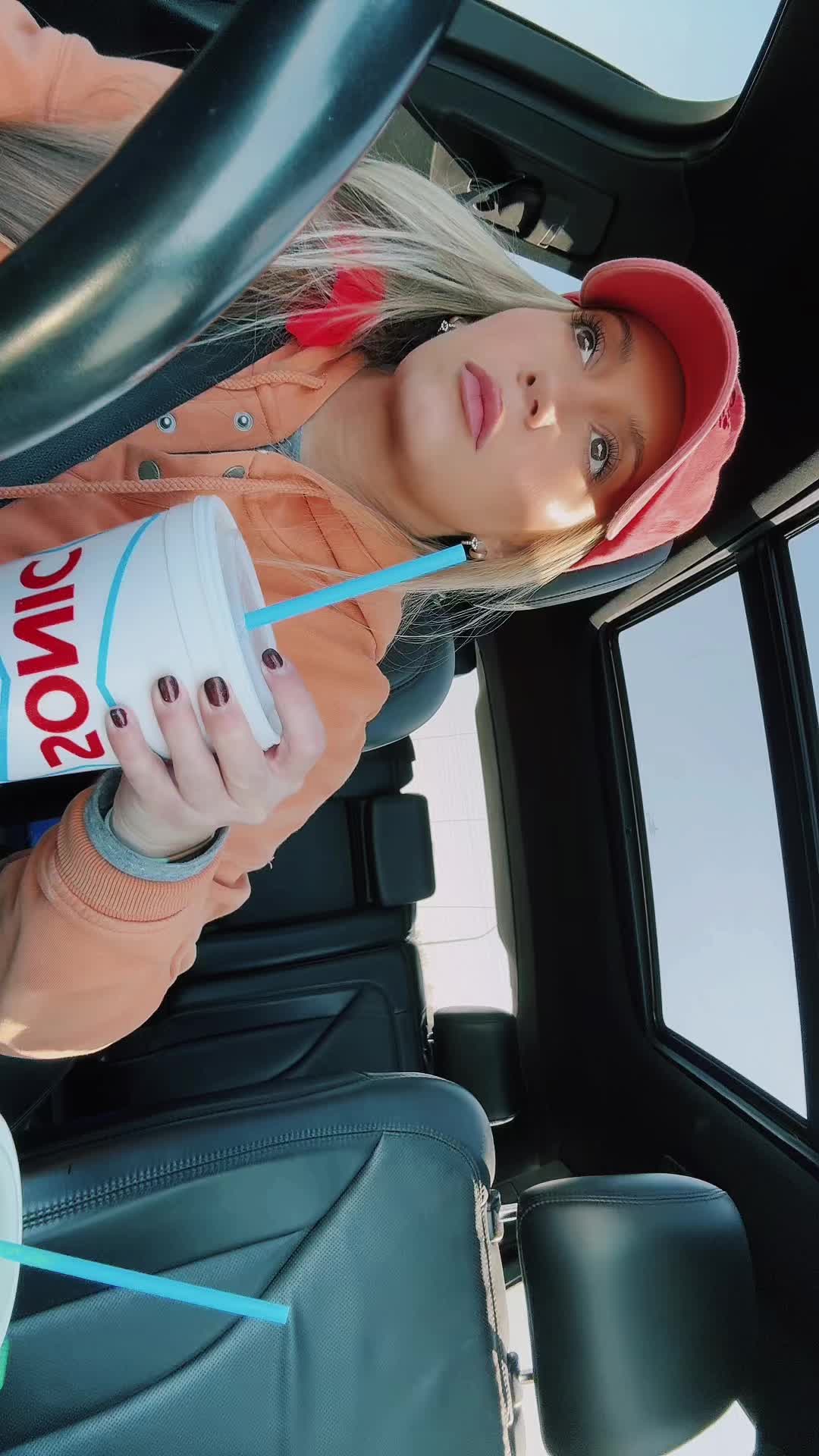 @lindsaalou