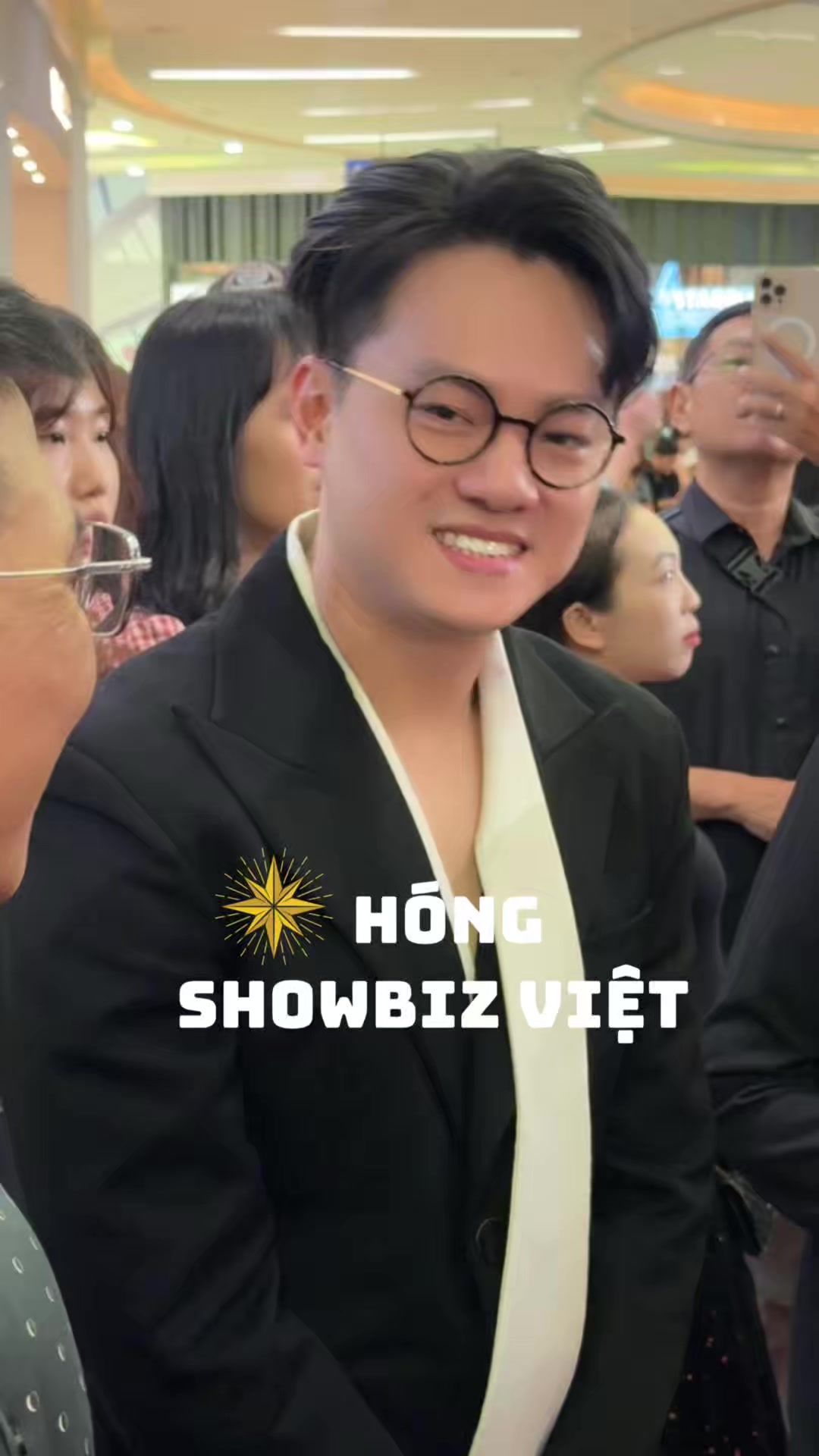 @H&oacute;ng Showbiz Việt
