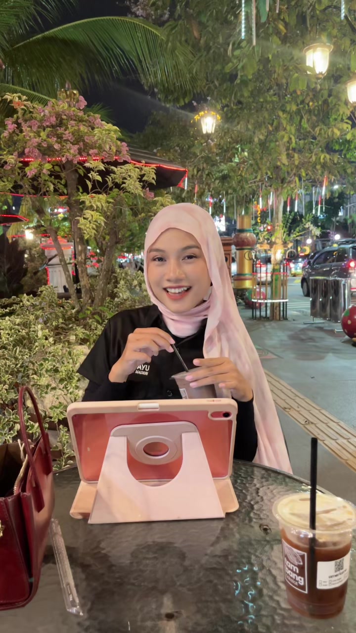 @Maudhy Ferari