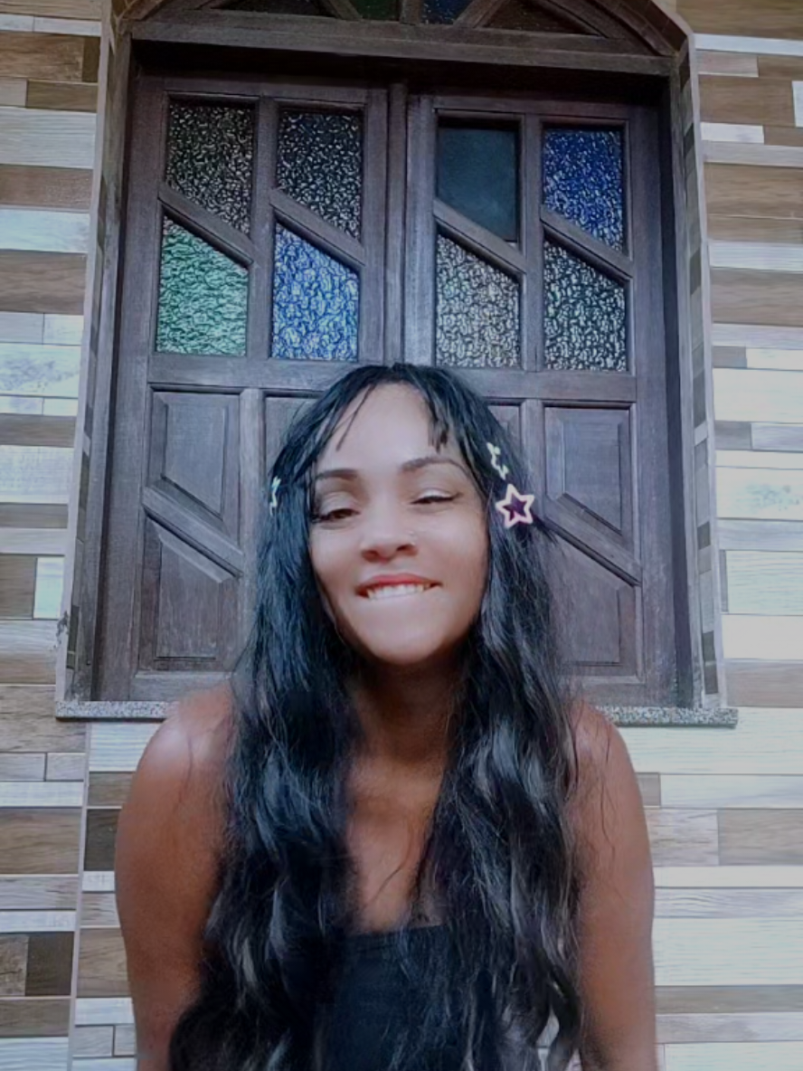 @Lucy a guria da blusa preta