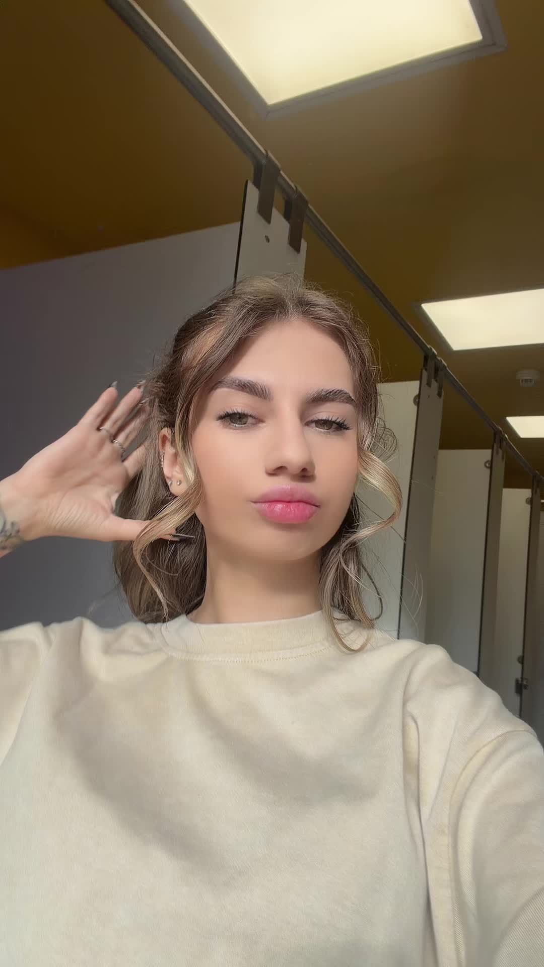 @🦦