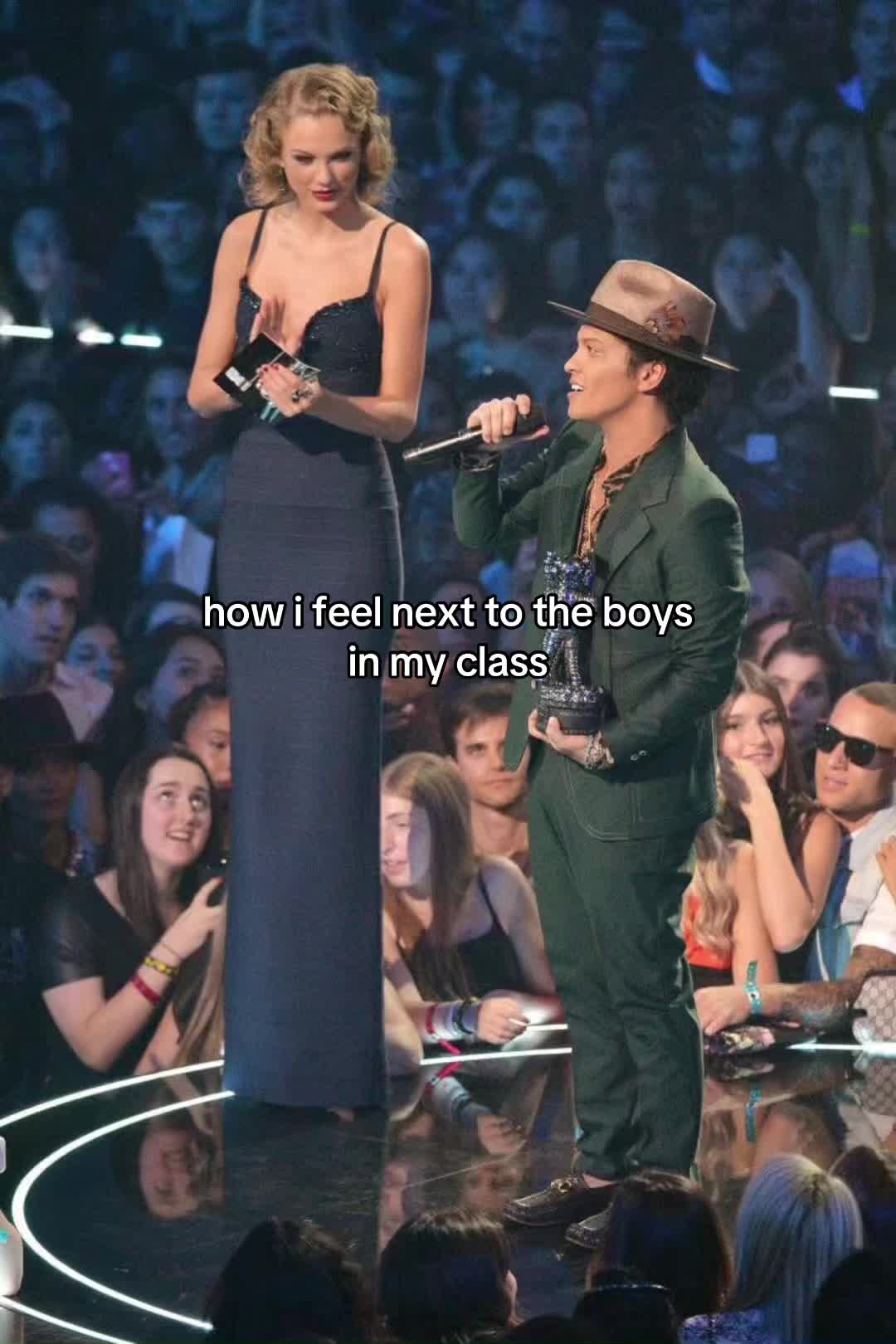 @⃟