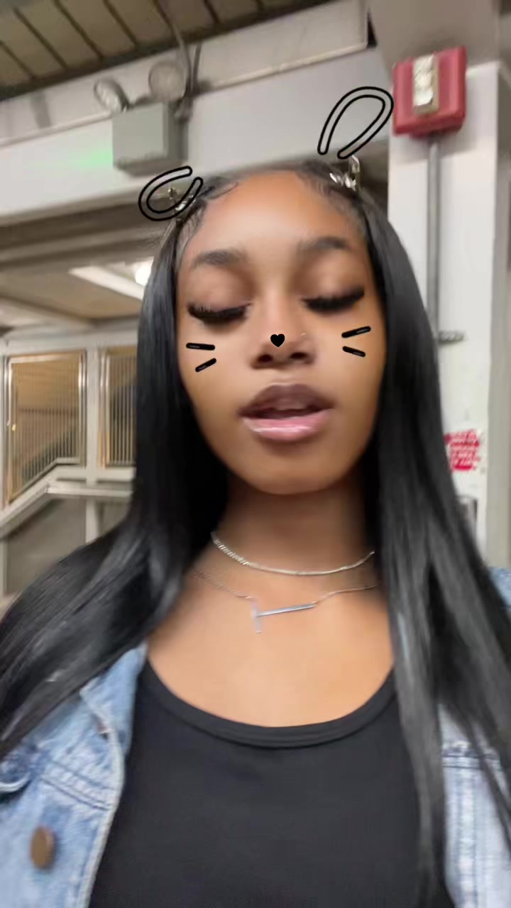 @axvslz_