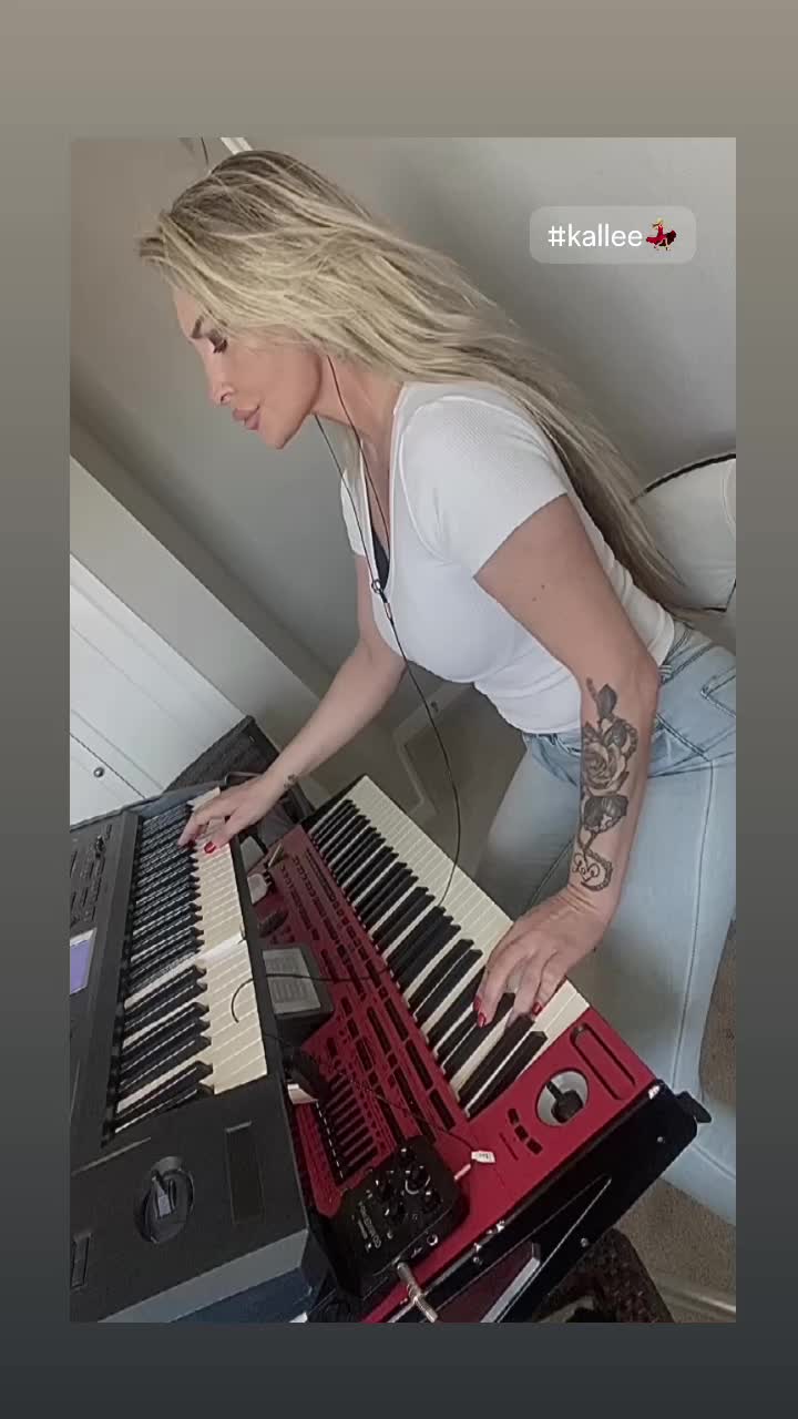 @Eliza Farris🎙🎹🎶