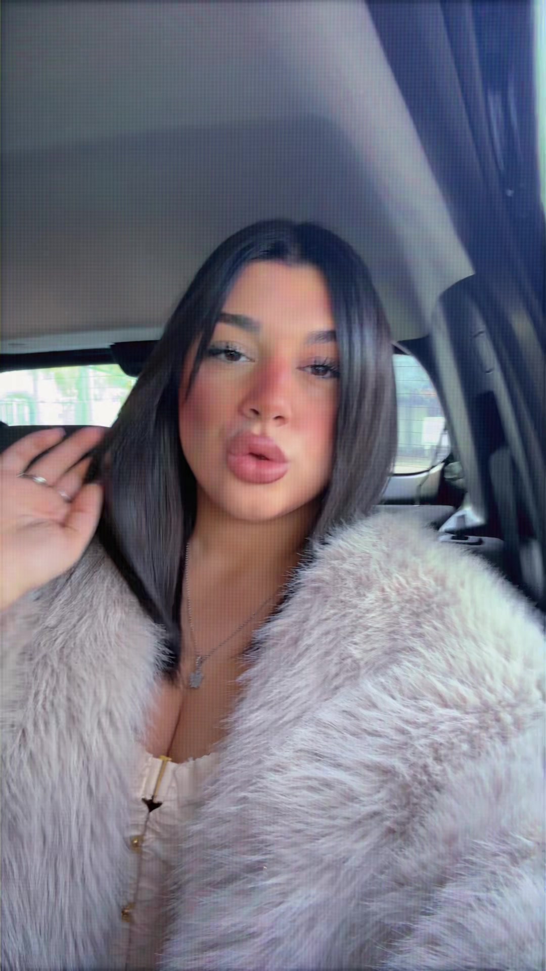 @_IlarySans_