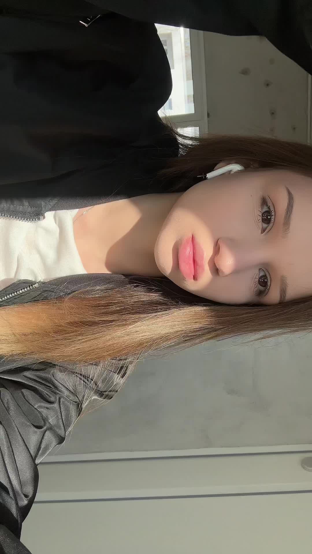 @᛭^