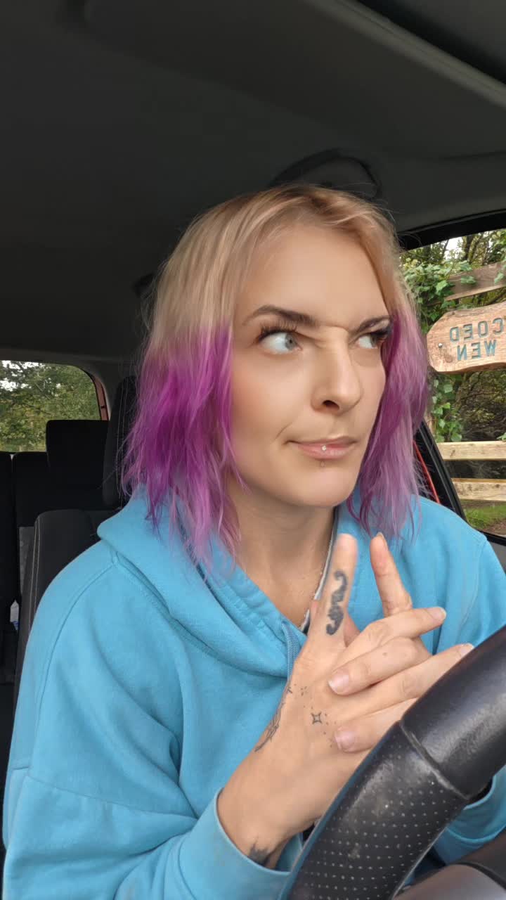 @Adora