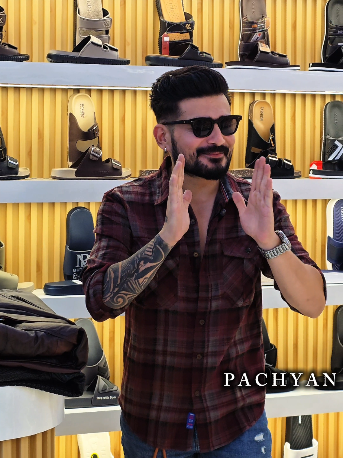 @पछ्याण wears