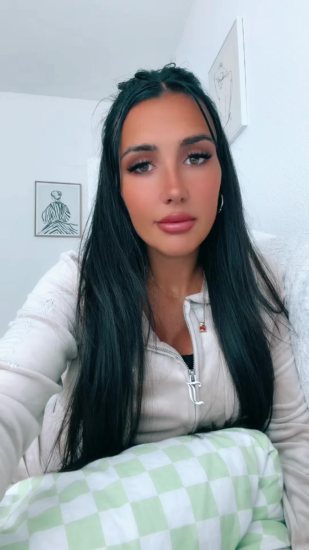 @Laurasdiaries🏳️&zwj;🌈🩷