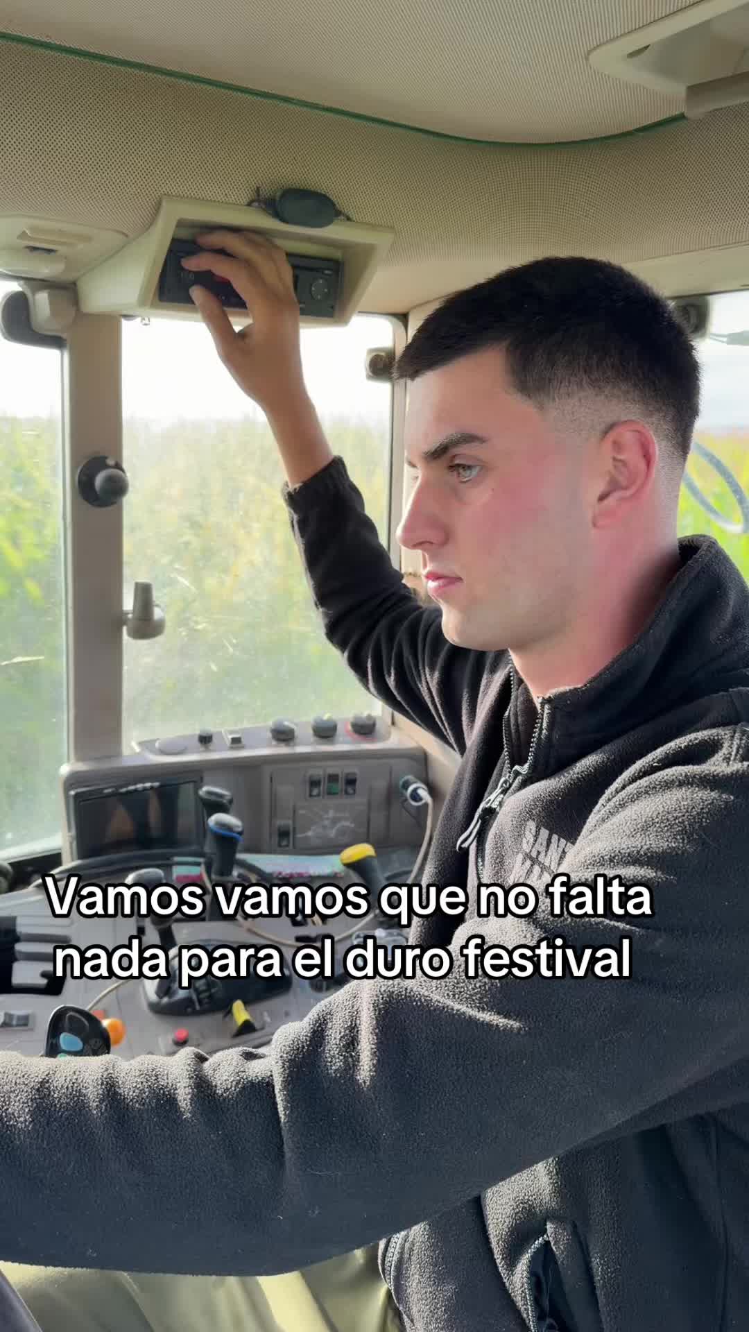 @El del techno en el tractor