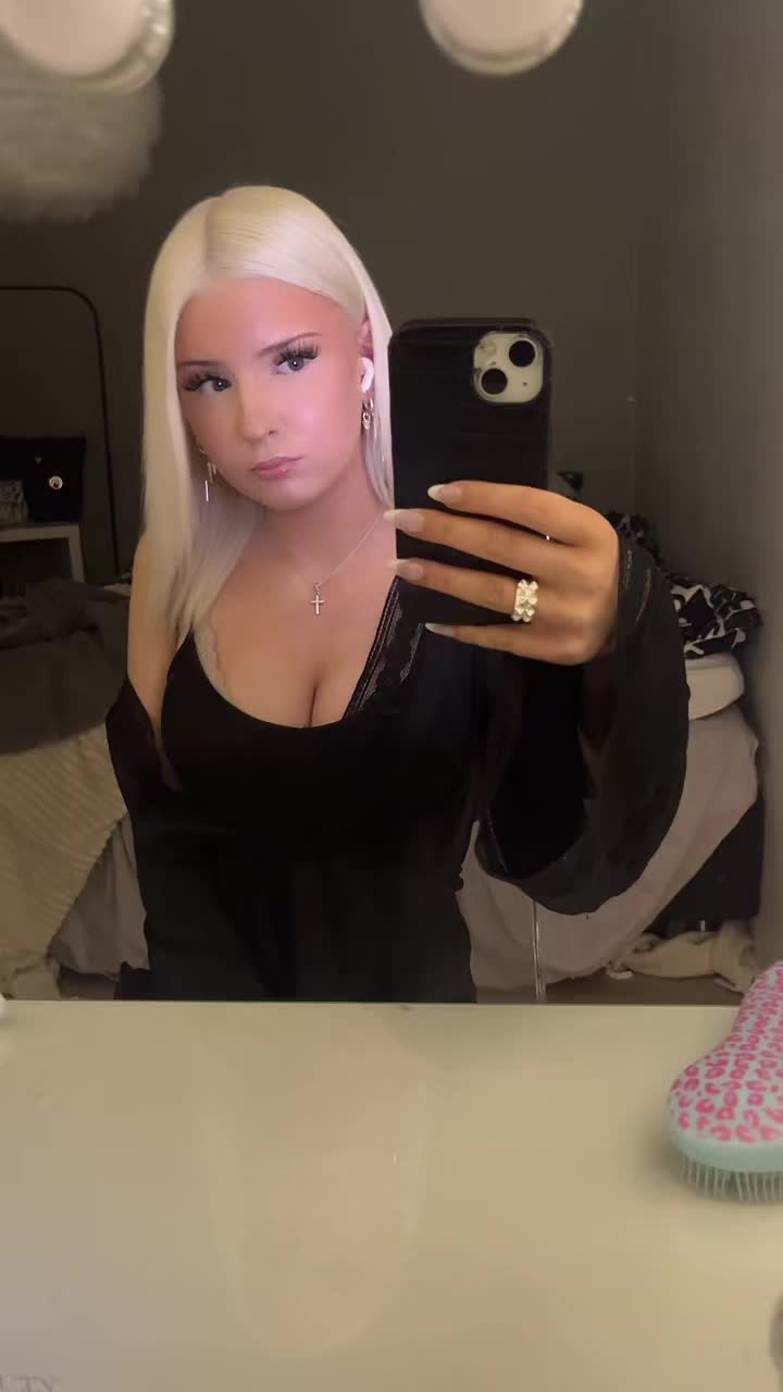 @𝓗𝓮𝓵𝓶𝓲𝓲𝓷𝓪🐰