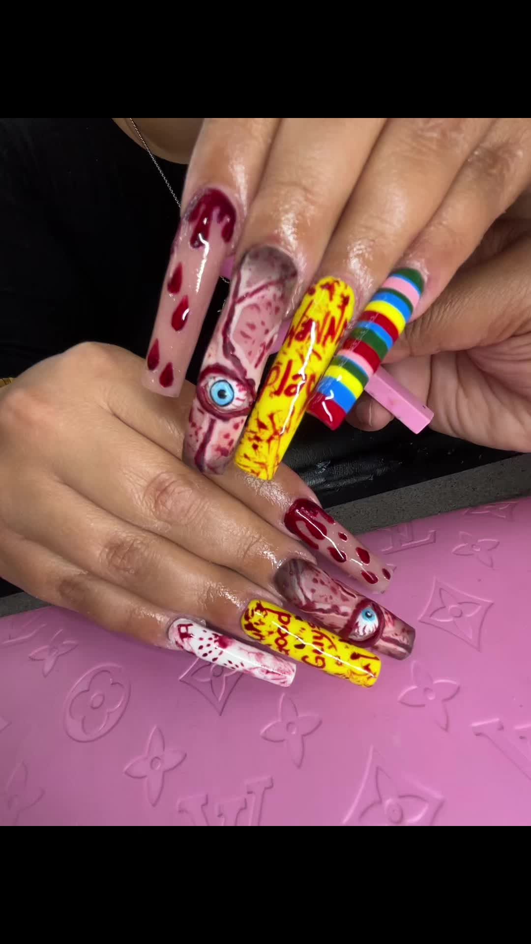 @MiMi 🎨🦋👑🦄