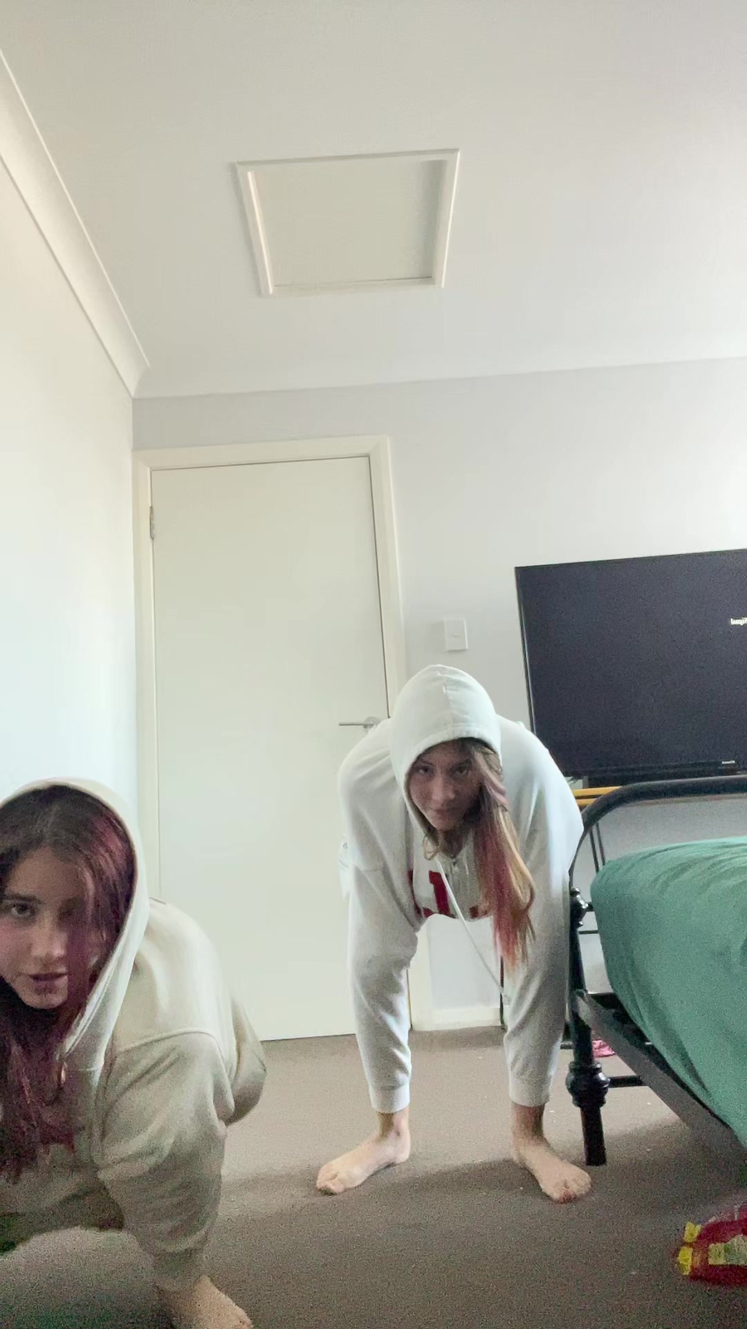 @Wh0_b3lla