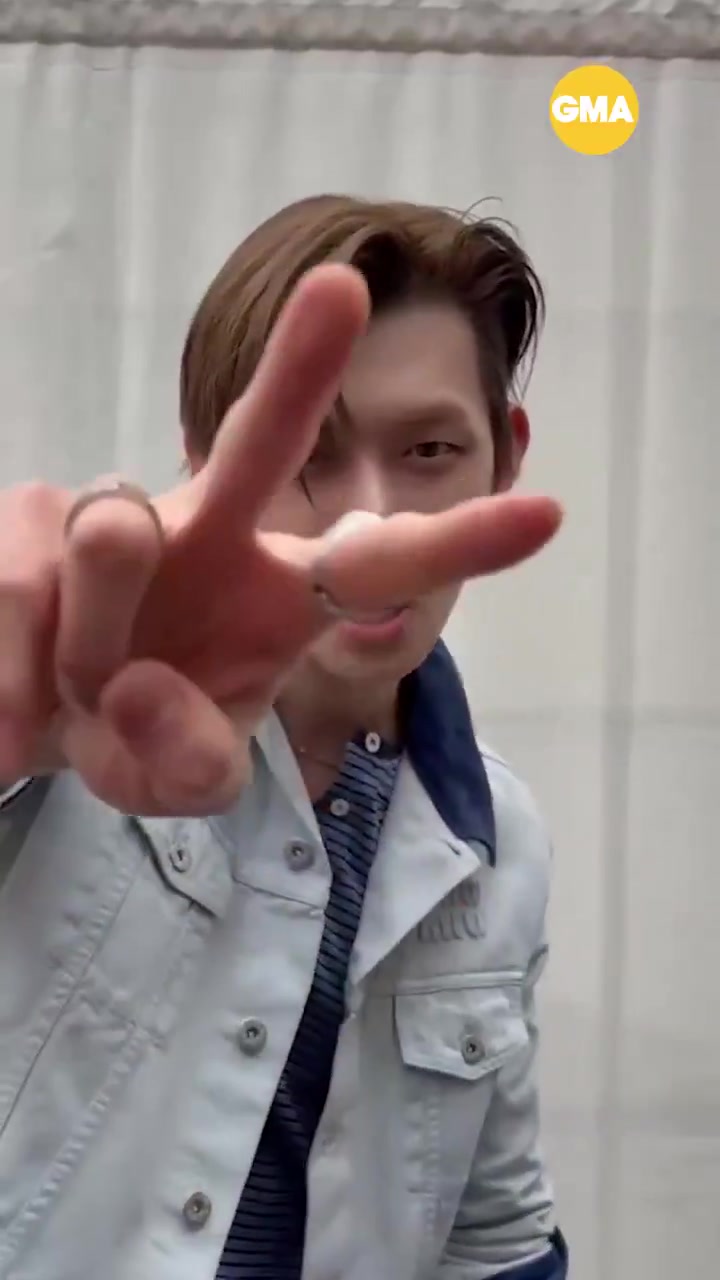 @Valeria saw and met TXT