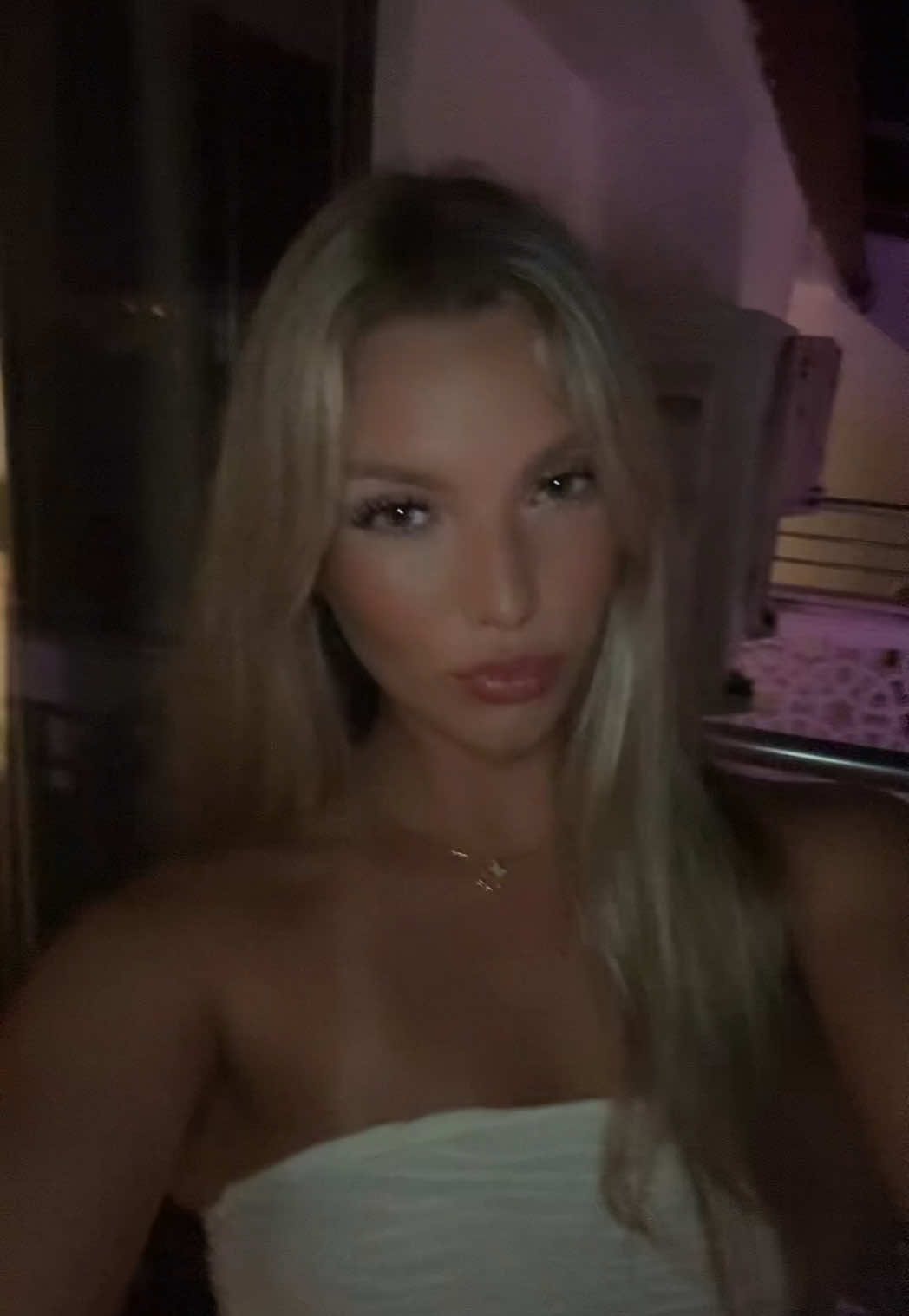@1llegallybl0nde